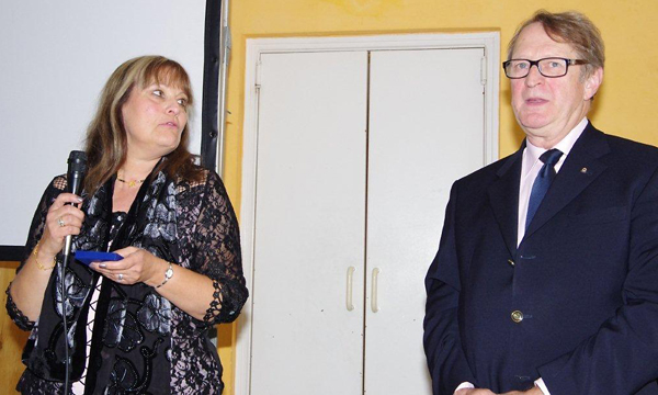 Jacques Thomas remet la médaille des Bibliothèques Sonores à Corinne Barbier