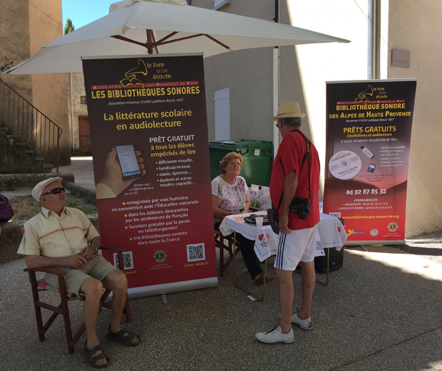 Le stand de la Bibliothèque Sonore 04 à la Foire d'Ongles 2015