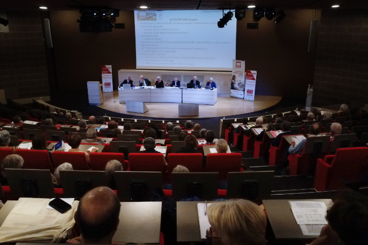 Vue de l'amphithéâtre pendant l'Assemblée générale annuelle de l'association des Donneurs de Voix''