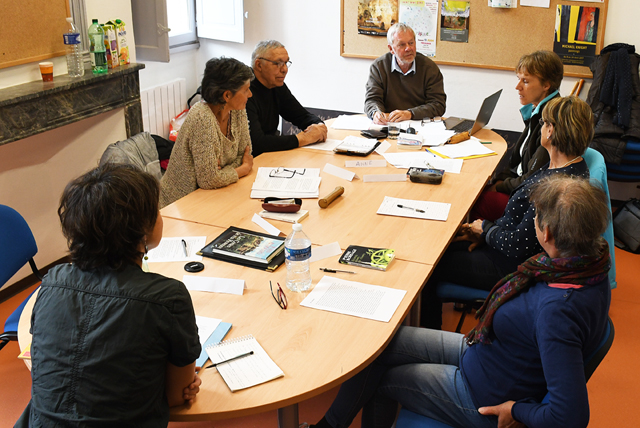 Vue des participants en plein travail de lecture