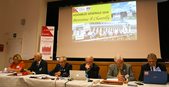 La tribune lors de l'assemblée générale de l'Association des Donneurs de Voix à Chantilly