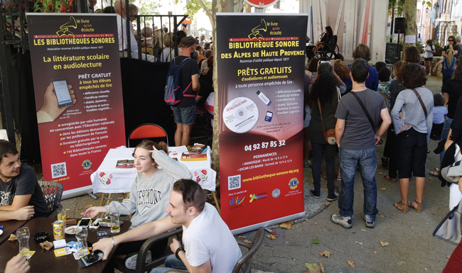 Le stand de la Bibliothèque Sonore 04 aux Correspondances de Manosque sur la place Marcel Pagnol