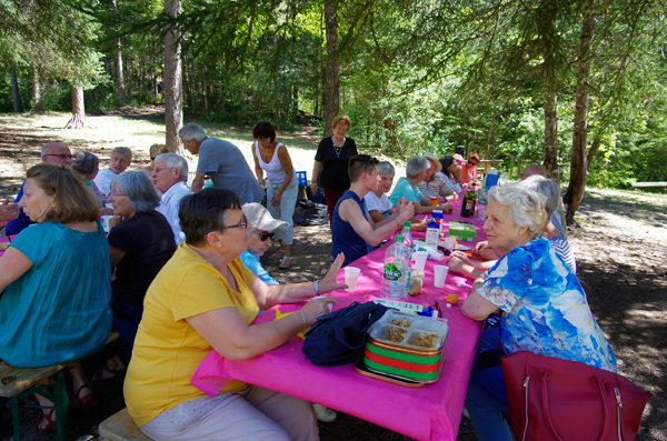 Le repas et les discussions des participants