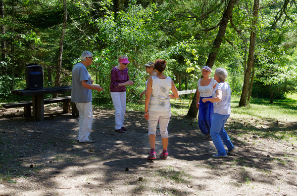 Les danseurs sous les arbres