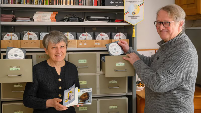 Jeanne Izzo, présidente, et Jacques Thomas, vice-président, devant les rangements de CD de la Bibliothèque Sonore
