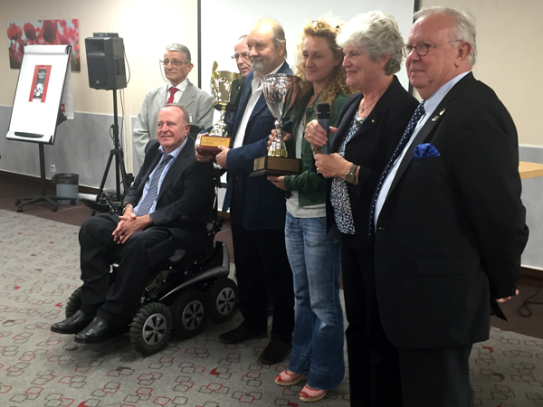 Les lauréats du Concours de la Voix de l'année entourés des représentants des Bibliothèques Sonores de Lille et Lyon, du délégué aux handicapés de la ville de Bordeaux, du vice-gouverneur du district LIONS Sud-ouest et de la présidente de l'ADV