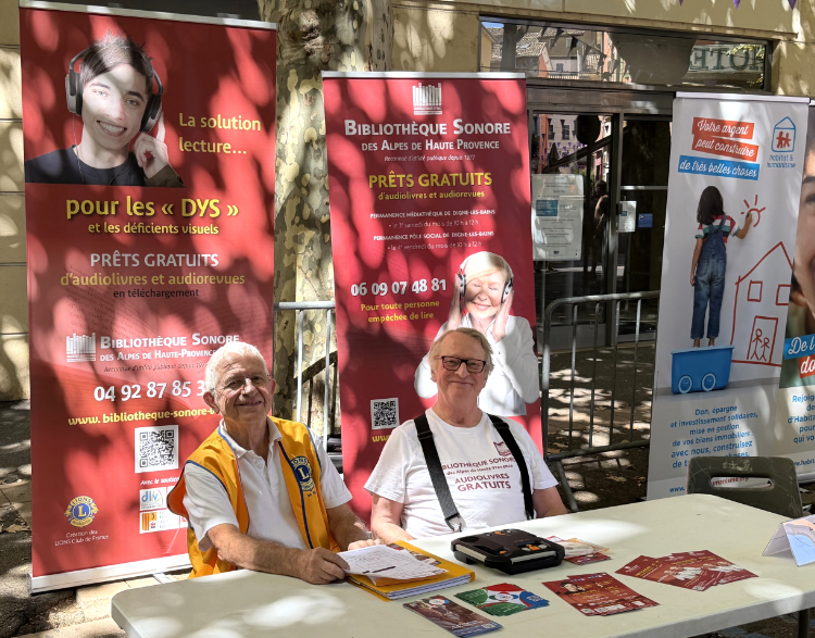 Michel Chapoton et Jacques Thomas au stand de la Biblioth&egrave;que Sonore sur le forum des associations de Digne-les-Bains