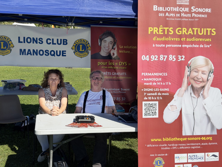 Leila Haouala et Jacques Thomas au stand de la Biblioth&egrave;que Sonore sur le forum des associations de Manosque