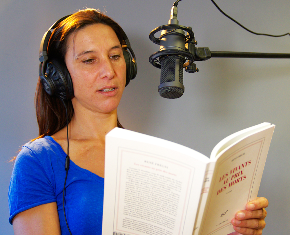 Un Donneur de Voix, casque-micro sur la tête, enregistre un livre devant son ordinateur.