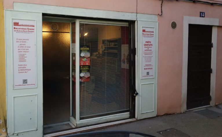 La façade de la Bibliothèque Sonore des Alpes de Haute-Provence dans la vieille ville de Manosque.