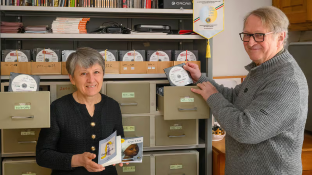 Une bénévole classe des CD d'audiolivres dans les tiroirs de la Bibliothèque Sonore.